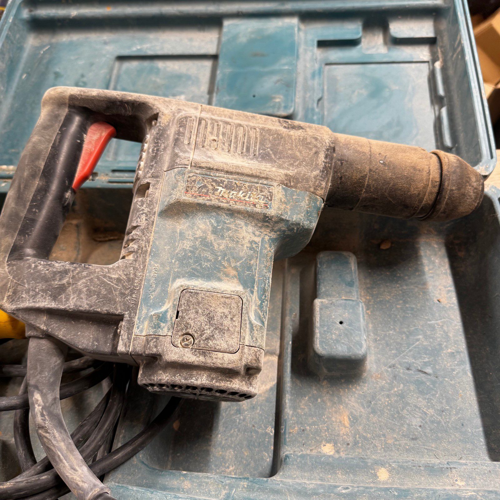 Makita HR3000C 110V SDS+ Rotary Hammer Drill with Case and Bits – Used - Image 7