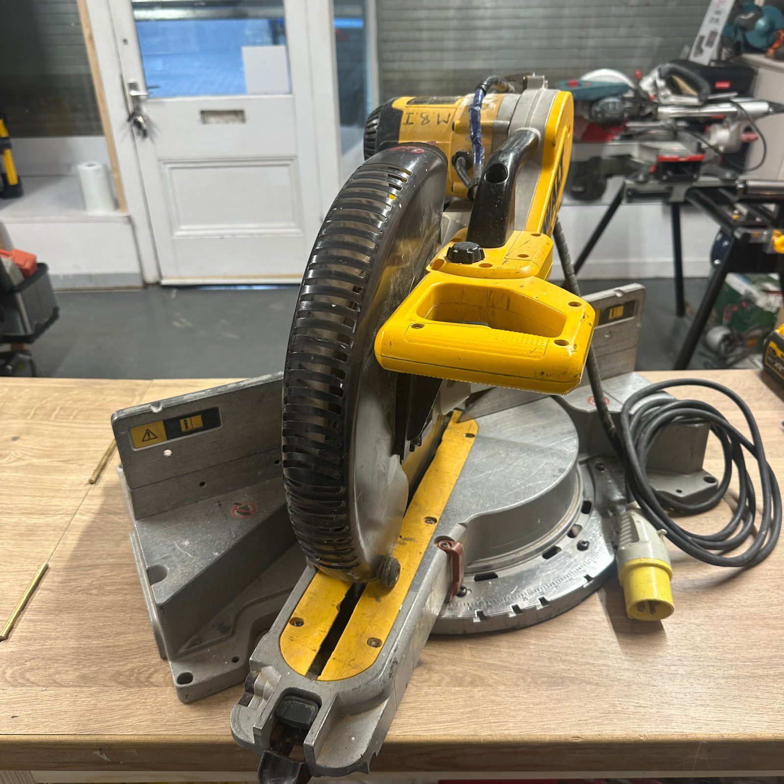 DeWalt DW718 LX Mitre Saw 305mm 110V Slide Compound Saw Used - Image 3