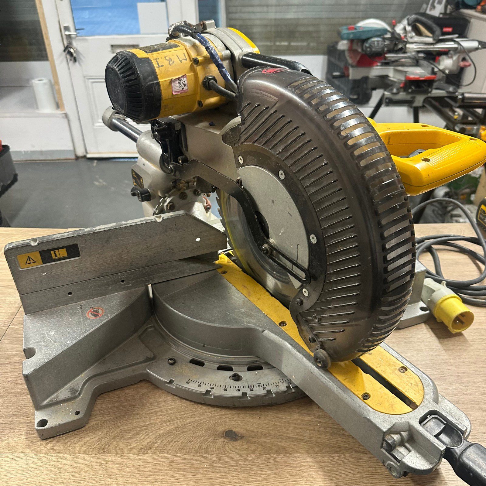 DeWalt DW718 LX Mitre Saw 305mm 110V Slide Compound Saw Used - Image 4