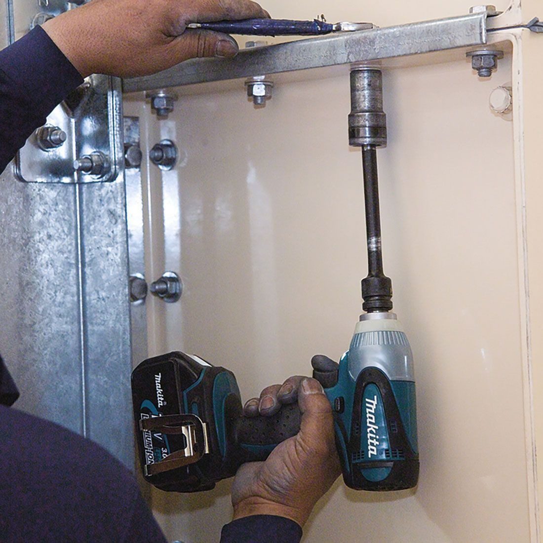 Makita DTW251RTJ 18V LXT Cordless Impact Wrench Kit 2 x 5.0Ah Batteries New - Image 5
