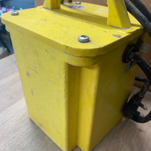 Defender 3.0kVA 110V Site Transformer 240V Input 2 x 16A Outlets Used