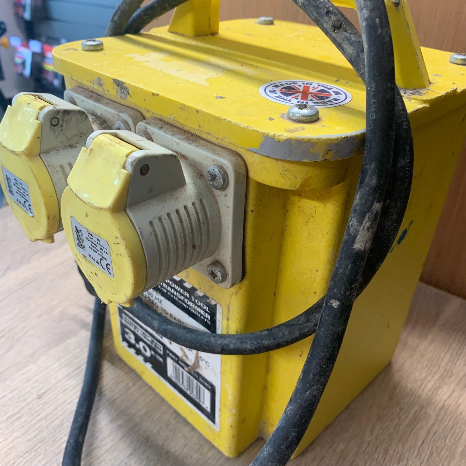 Defender 3.0kVA 110V Site Transformer 240V Input 2 x 16A Outlets Used - Image 8