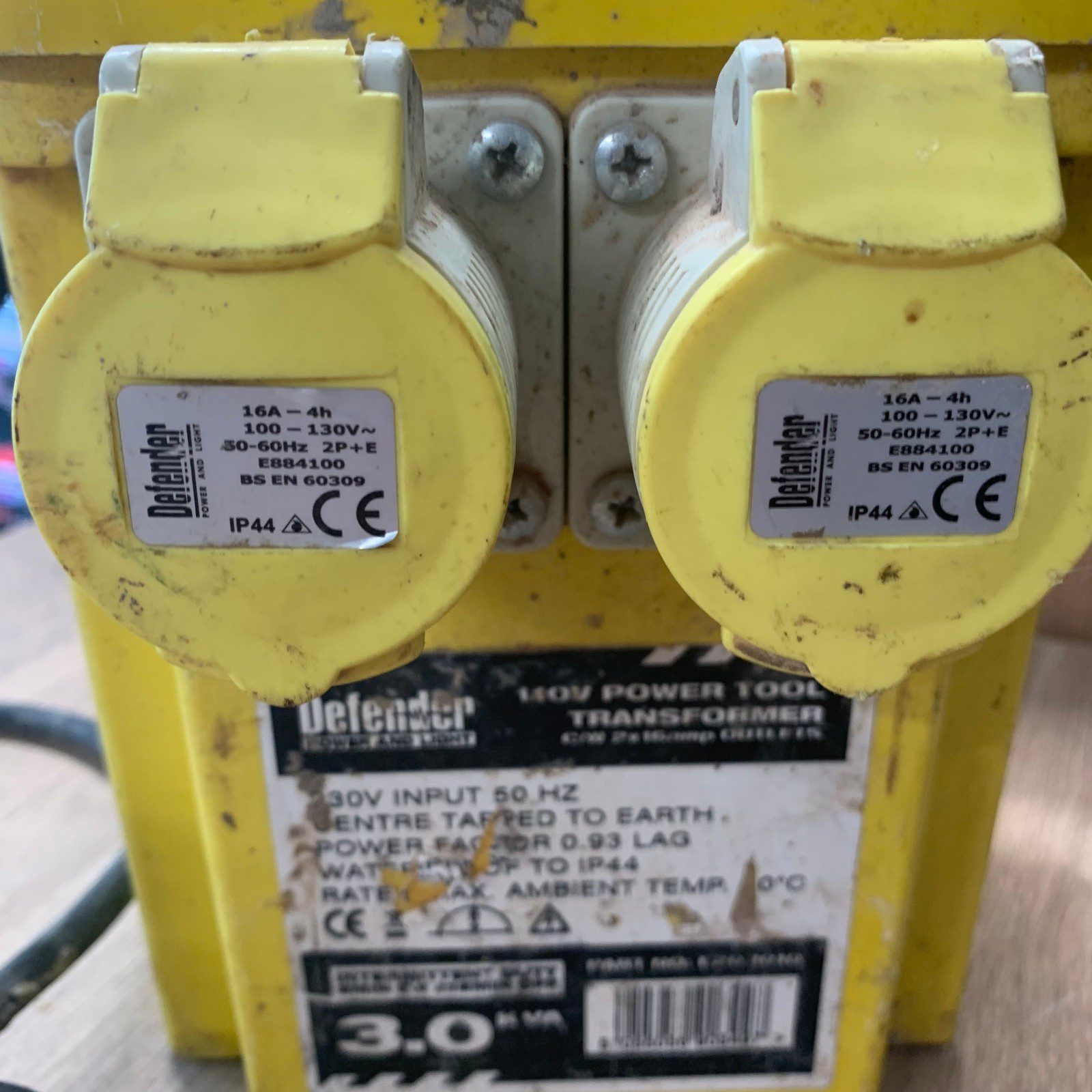 Defender 3.0kVA 110V Site Transformer 240V Input 2 x 16A Outlets Used - Image 10