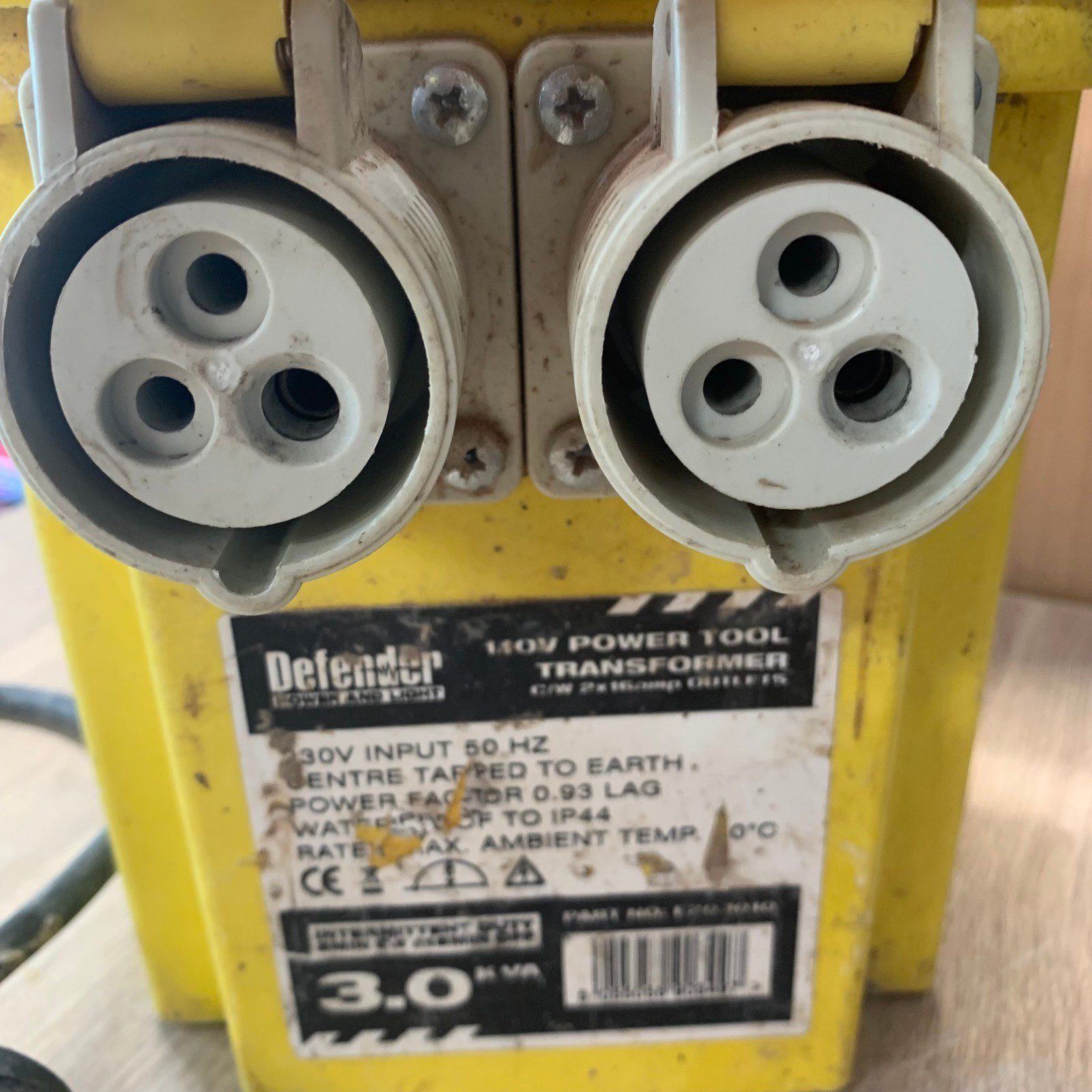 Defender 3.0kVA 110V Site Transformer 240V Input 2 x 16A Outlets Used - Image 11