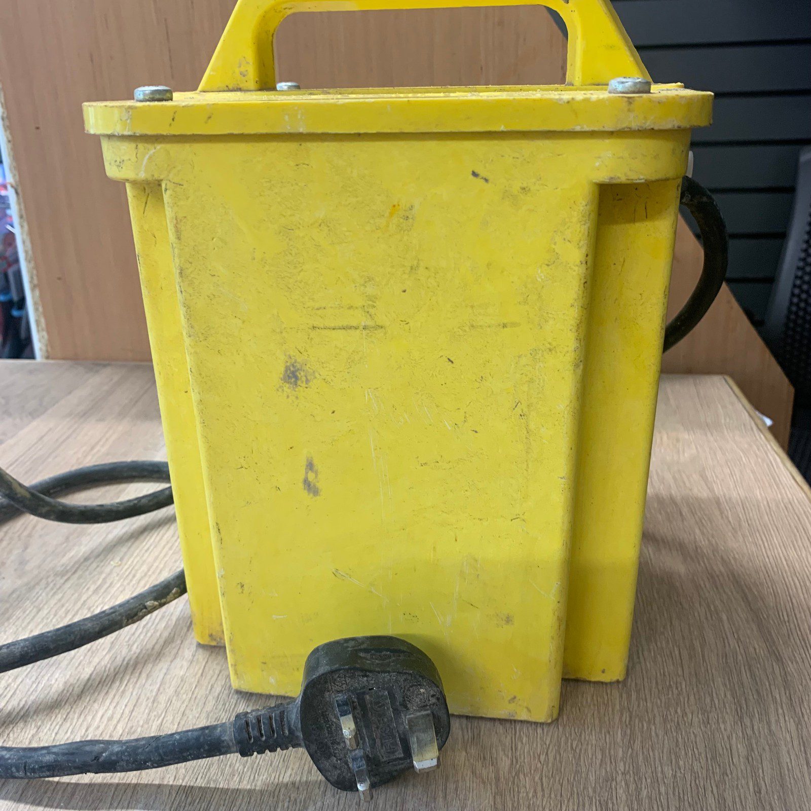 Defender 3.0kVA 110V Site Transformer 240V Input 2 x 16A Outlets Used - Image 13