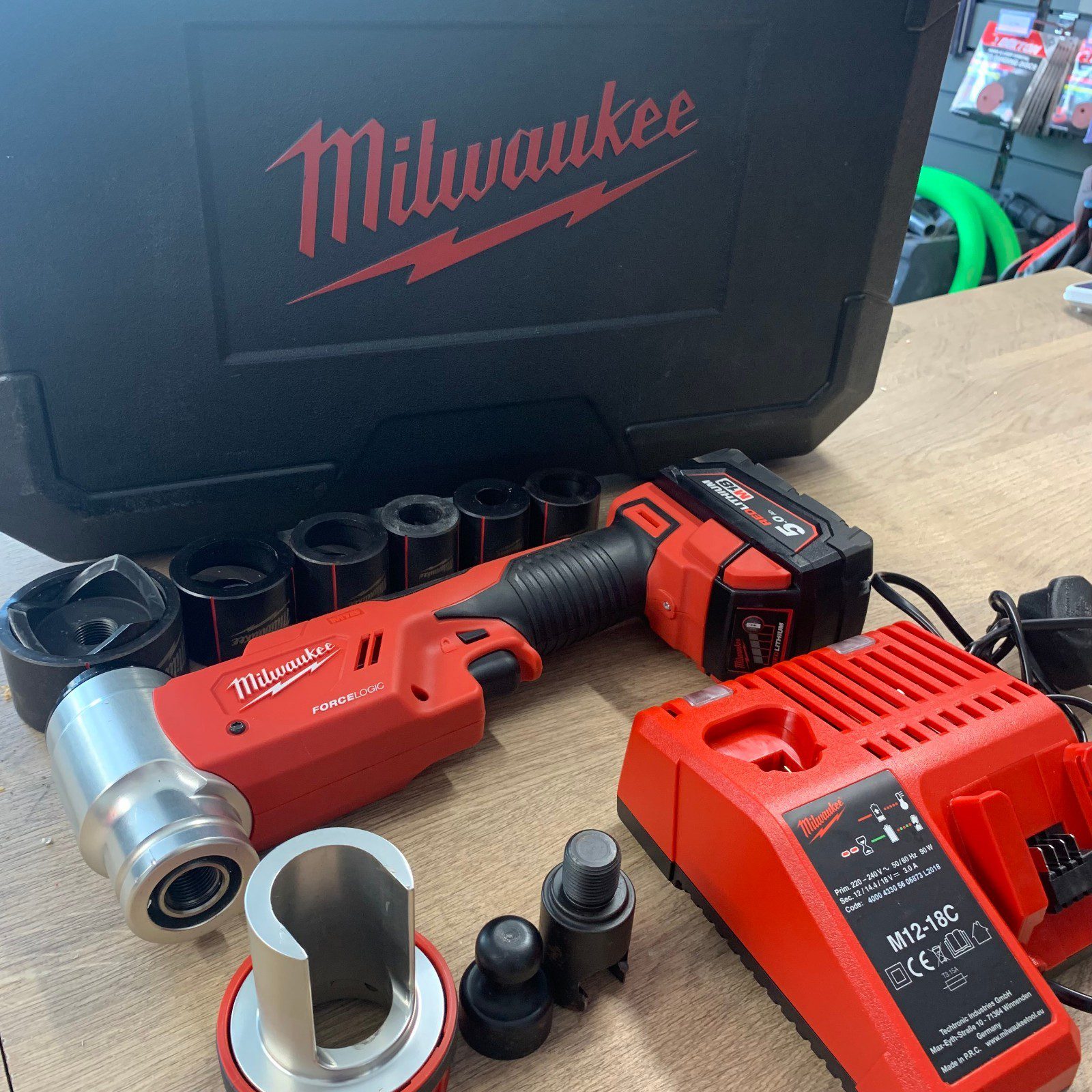 Milwaukee M18 HKP 18V Force Logic Hydraulic Knockout Punch Kit Used - Image 3