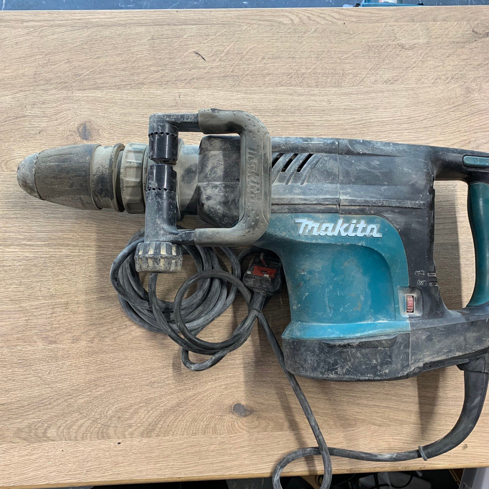 Makita HM1203C SDS Max Demolition Breaker Hammer Drill 240V 1510W With Case - Image 2