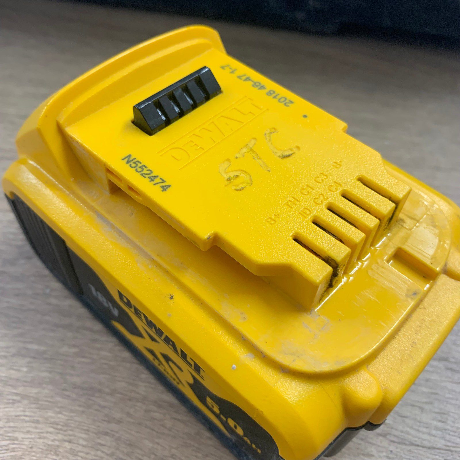 DeWalt DCB184 18V XR Li-Ion 5.0Ah Battery - Image 9