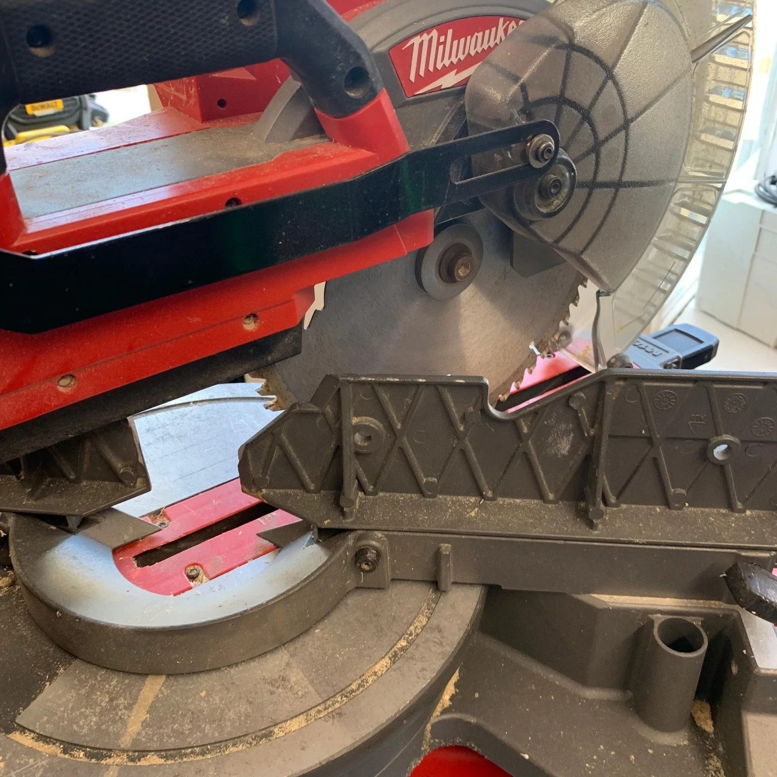 Milwaukee M18 FMS254 Fuel Sliding Mitre Saw With MSL 1000 Stand - Image 10