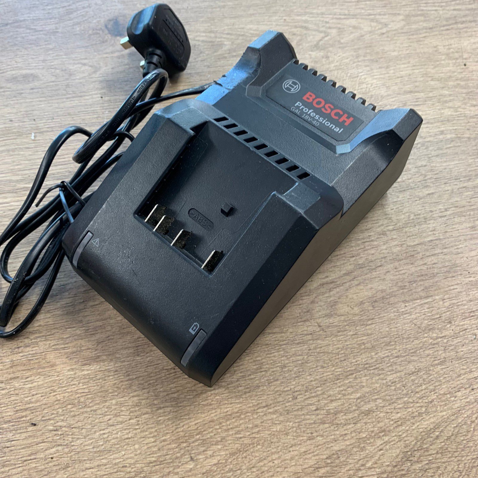 Bosch Professional GAL 18V-40 220-240V Li-Ion Battery Charger Used - Image 3