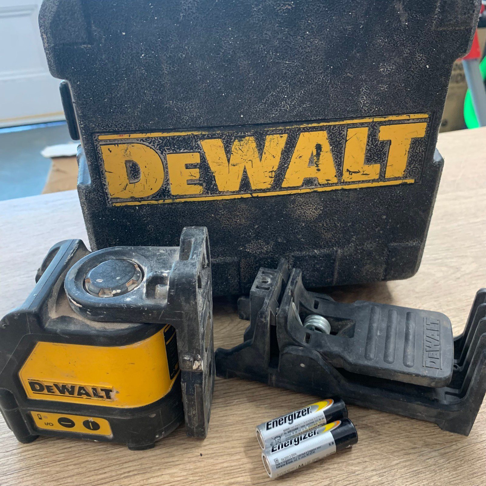 DeWalt DW088 Self Levelling Cross Line Laser Level Kit Case Used - Image 1