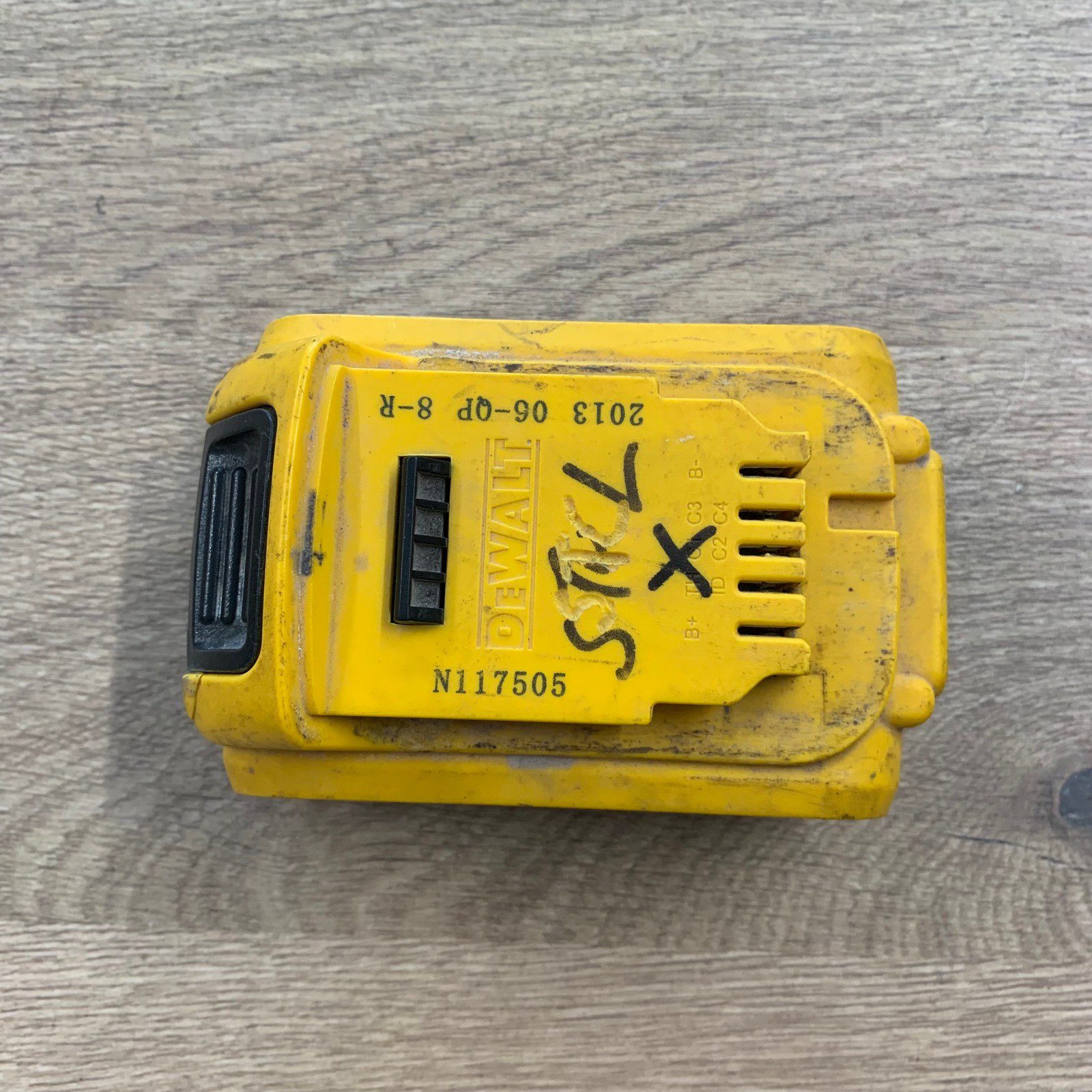 Dewalt DCB184 5.0Ah 18V XR Lithium-Ion Battery - Image 4
