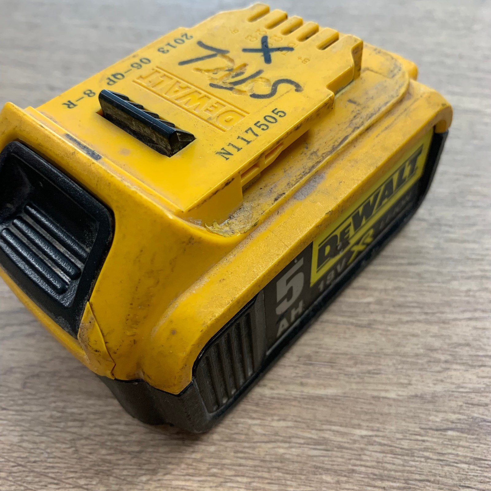 Dewalt DCB184 5.0Ah 18V XR Lithium-Ion Battery - Image 13