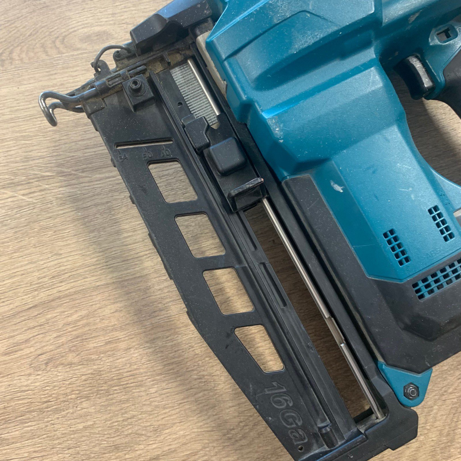 Makita DBN600 18V 16 Gauge 25-64mm Cordless Finish Nailer Body Only Used - Image 4
