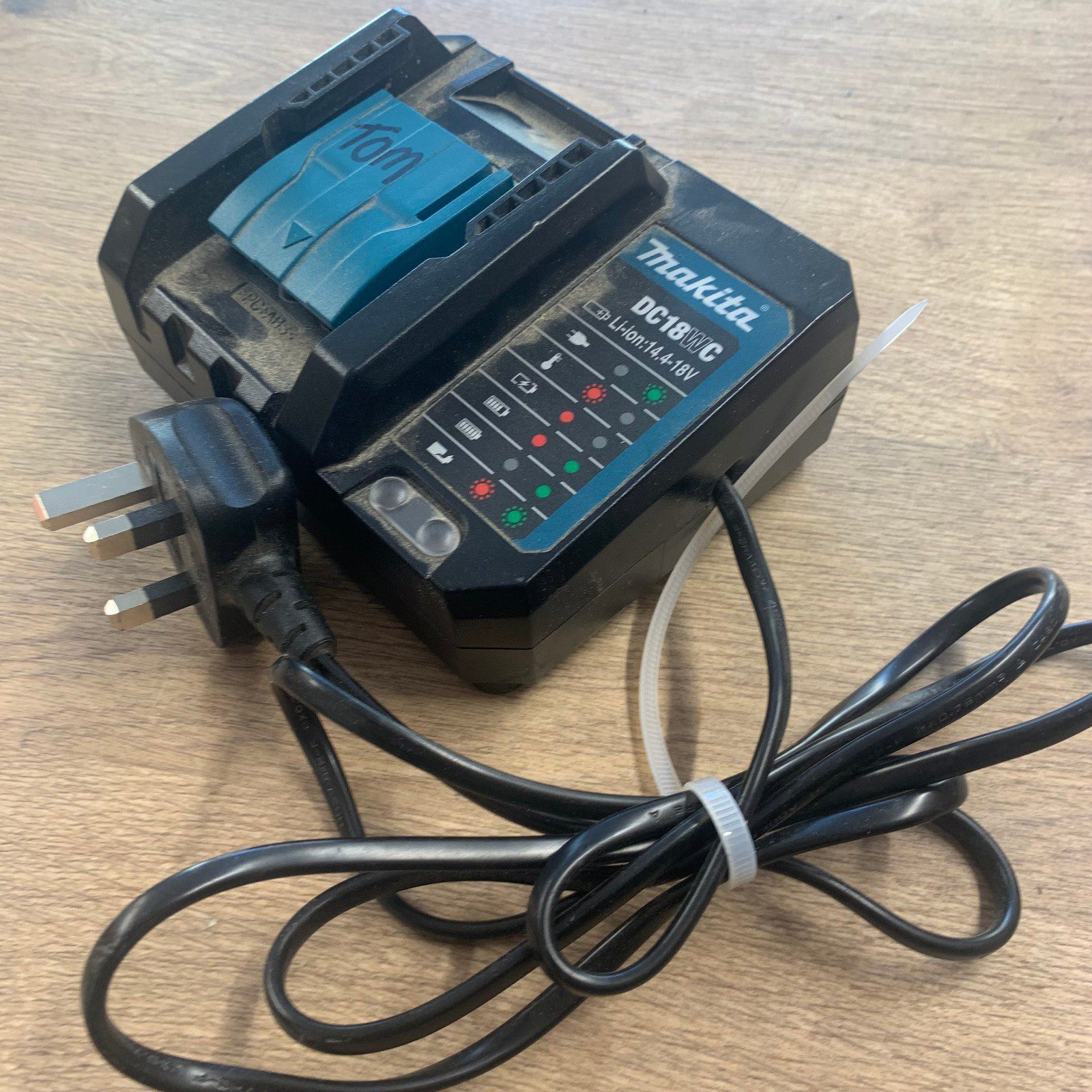 Makita DC18WC 14.4V-18V Li-Ion Battery Charger 240V UK Plug Refurbished - Image 3