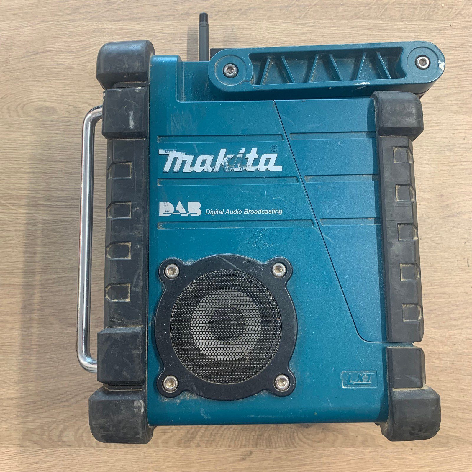 Makita BMR104 7.2-18V DAB FM Job Site Radio Spares or Repairs - Image 2