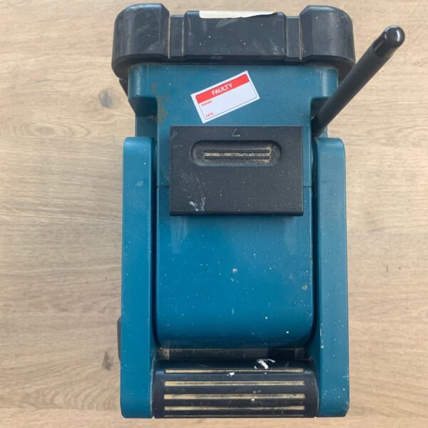 Makita BMR104 7.2-18V DAB FM Job Site Radio Spares or Repairs
