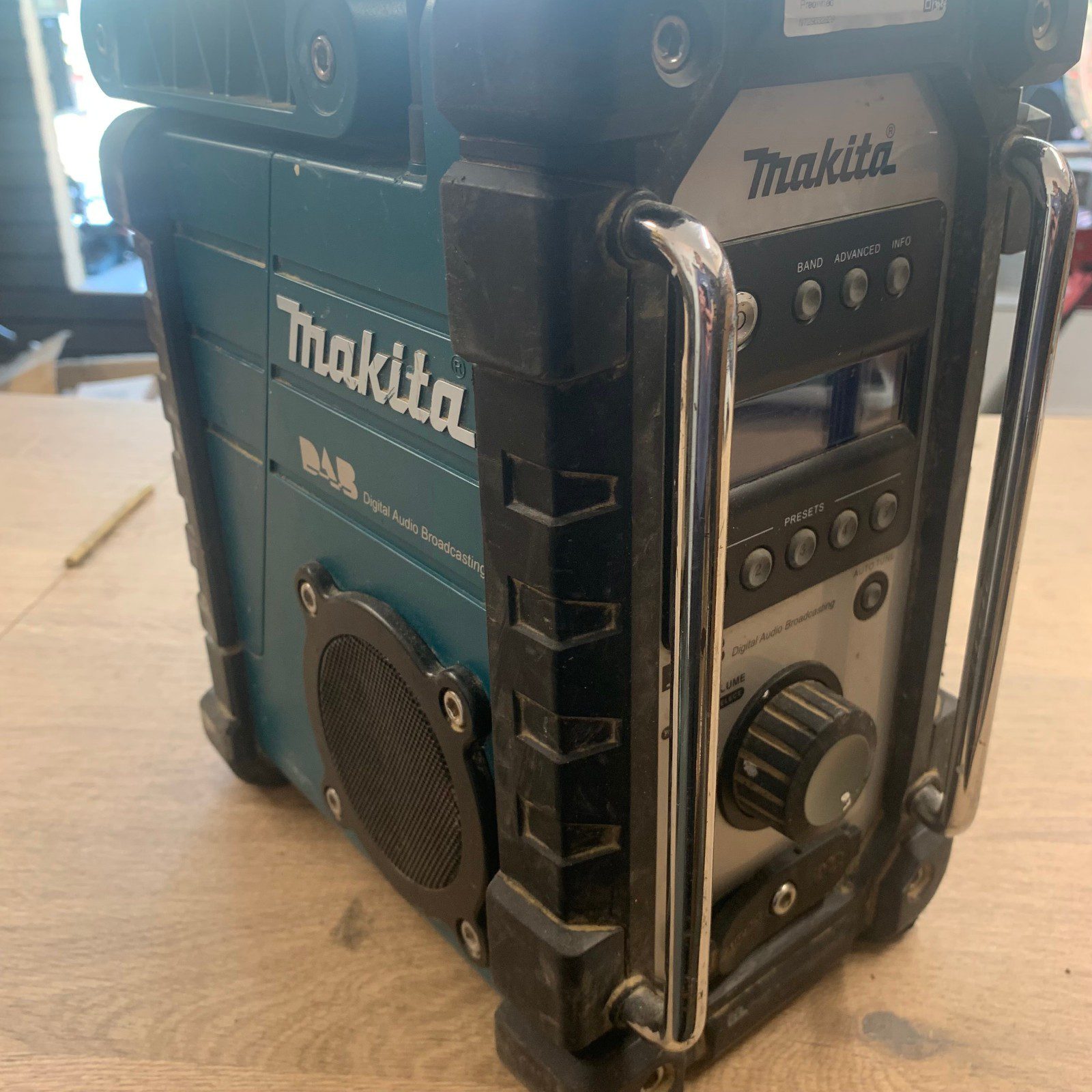 Makita BMR104 7.2-18V DAB FM Job Site Radio Spares or Repairs - Image 7