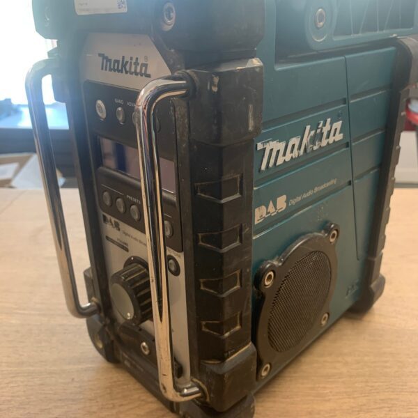 Makita BMR104 7.2-18V DAB FM Job Site Radio Spares or Repairs