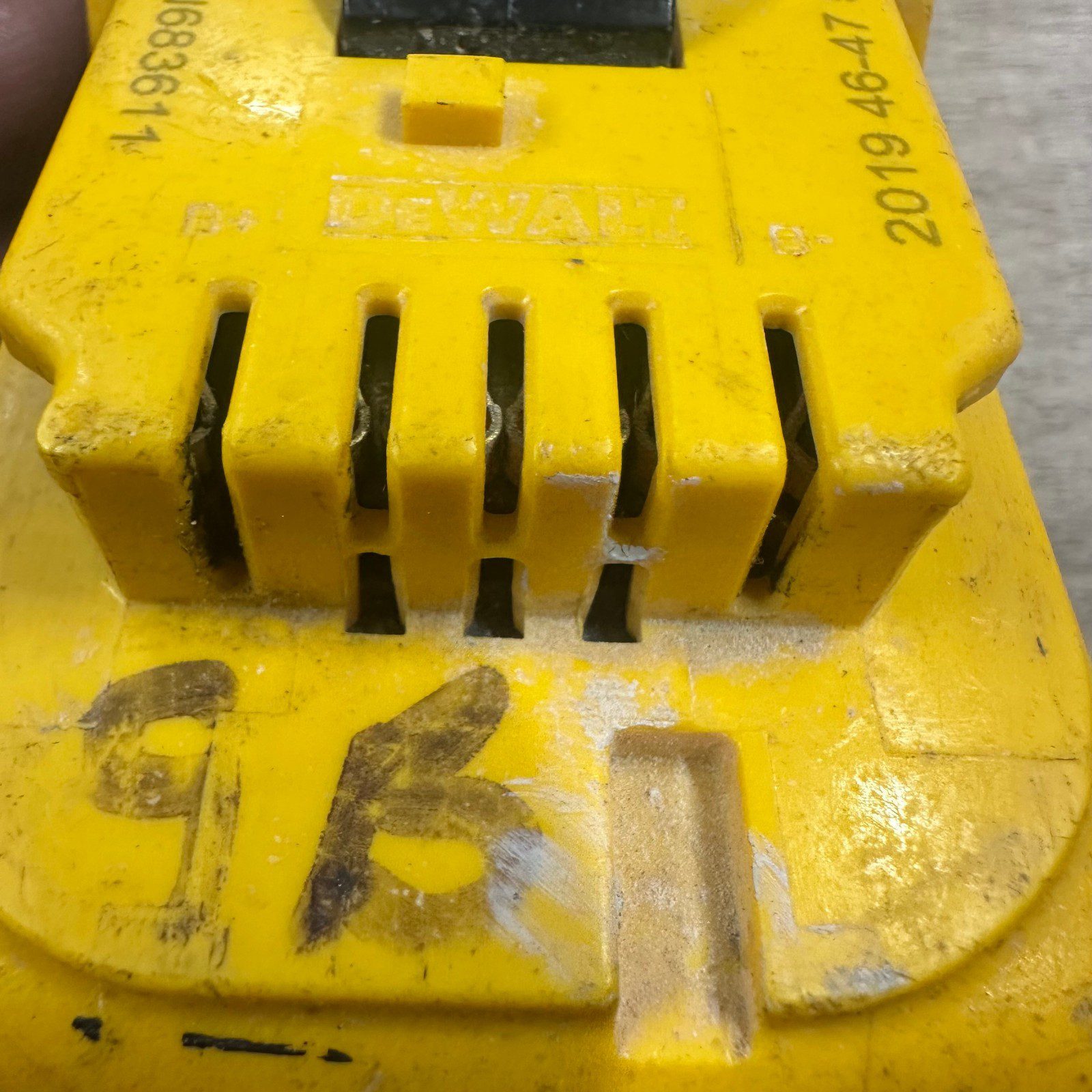 DeWalt DCB183 18V XR Li-Ion 2.0Ah Battery Pack Spares or Repairs - Image 4