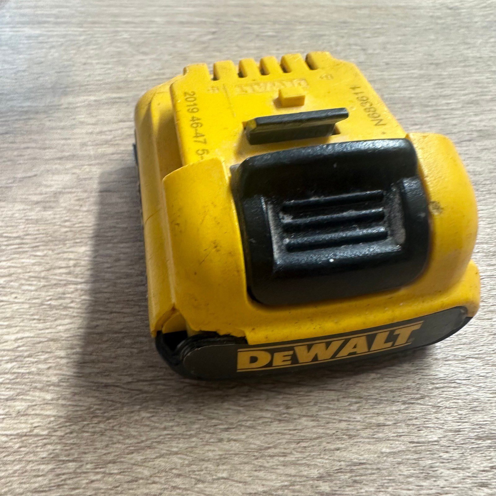 DeWalt DCB183 18V XR Li-Ion 2.0Ah Battery Pack Spares or Repairs - Image 9