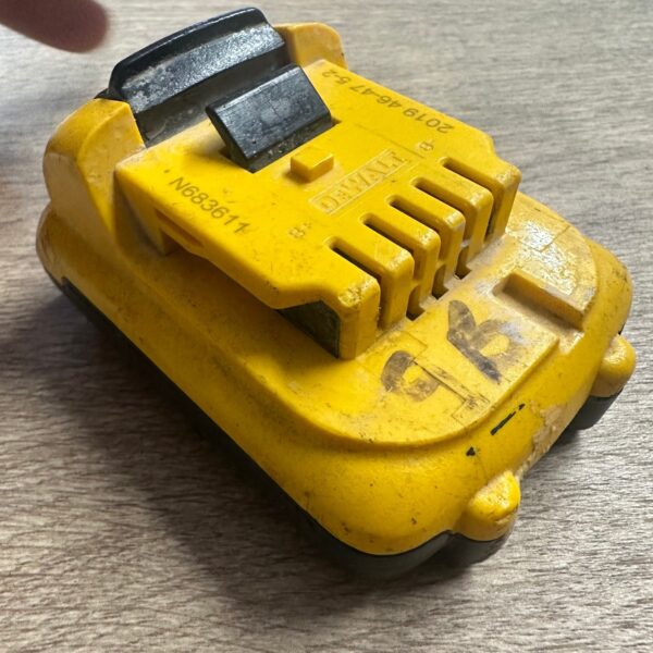 DeWalt DCB183 18V XR Li-Ion 2.0Ah Battery Pack Spares or Repairs