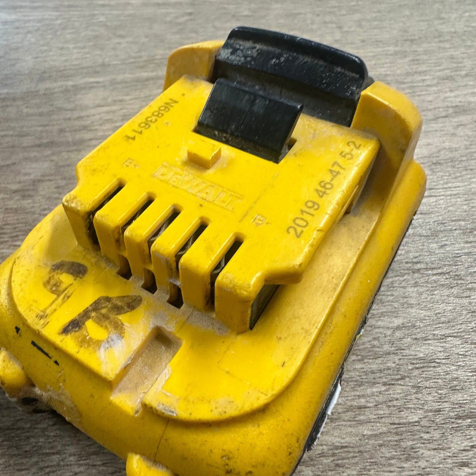 DeWalt DCB183 18V XR Li-Ion 2.0Ah Battery Pack Spares or Repairs - Image 14