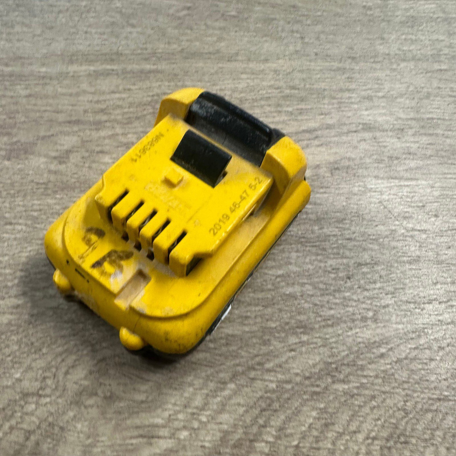 DeWalt DCB183 18V XR Li-Ion 2.0Ah Battery Pack Spares or Repairs - Image 15