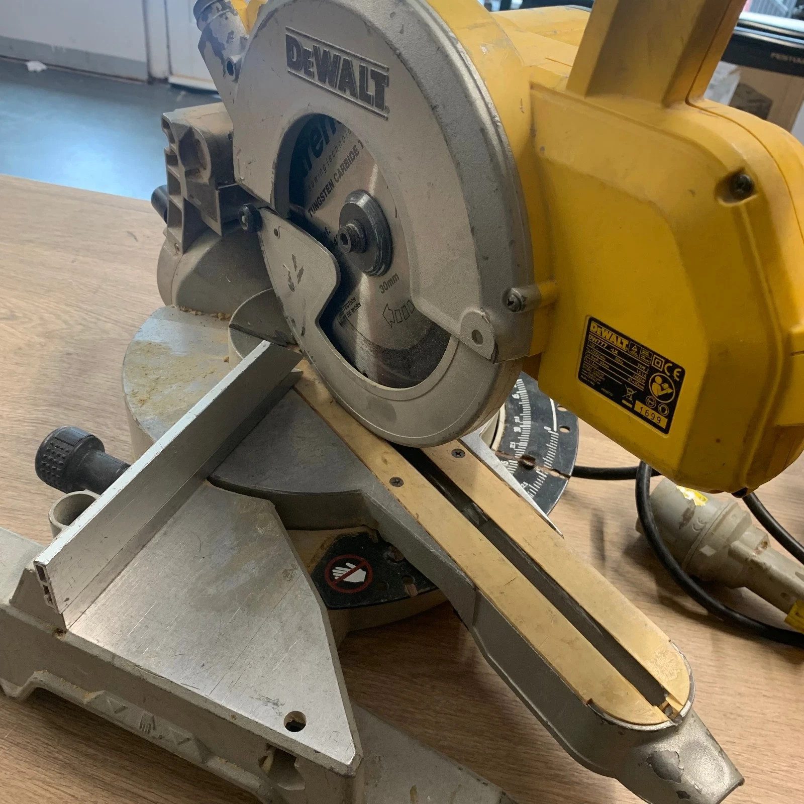 DeWalt DW777-LX 115V 216mm Mitre Saw With Blade Repair Spares - Image 5