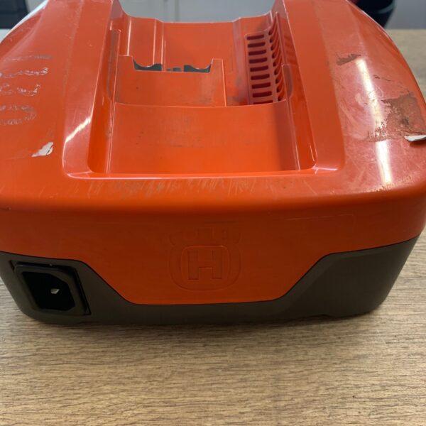 Husqvarna QC330 100V-240V 42V 8A Li-Ion Battery Charger With Cable Excellent