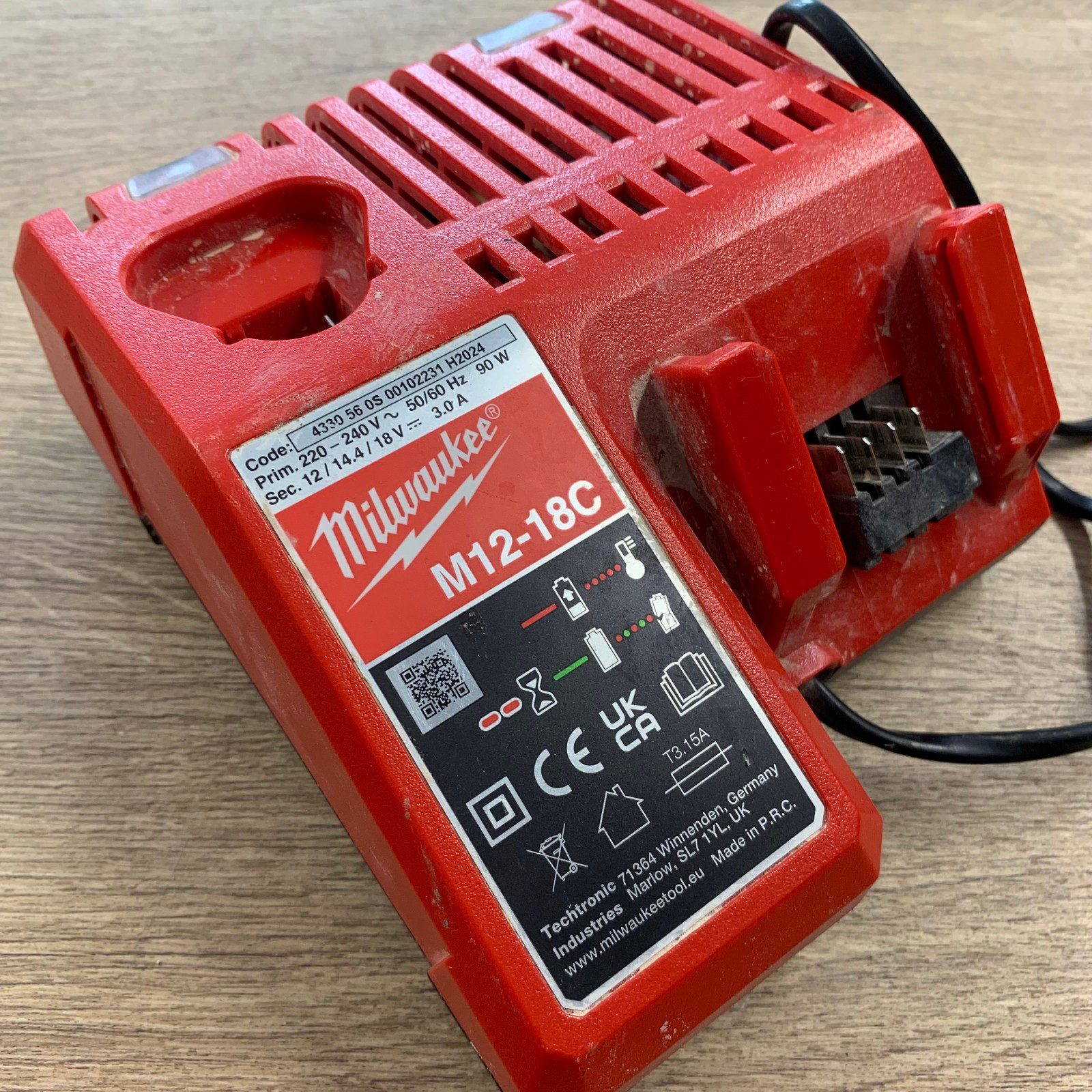 Milwaukee M12-18C 240V Charger 12V 14.4V 18V M12 M18 Battery Charger Used - Image 2