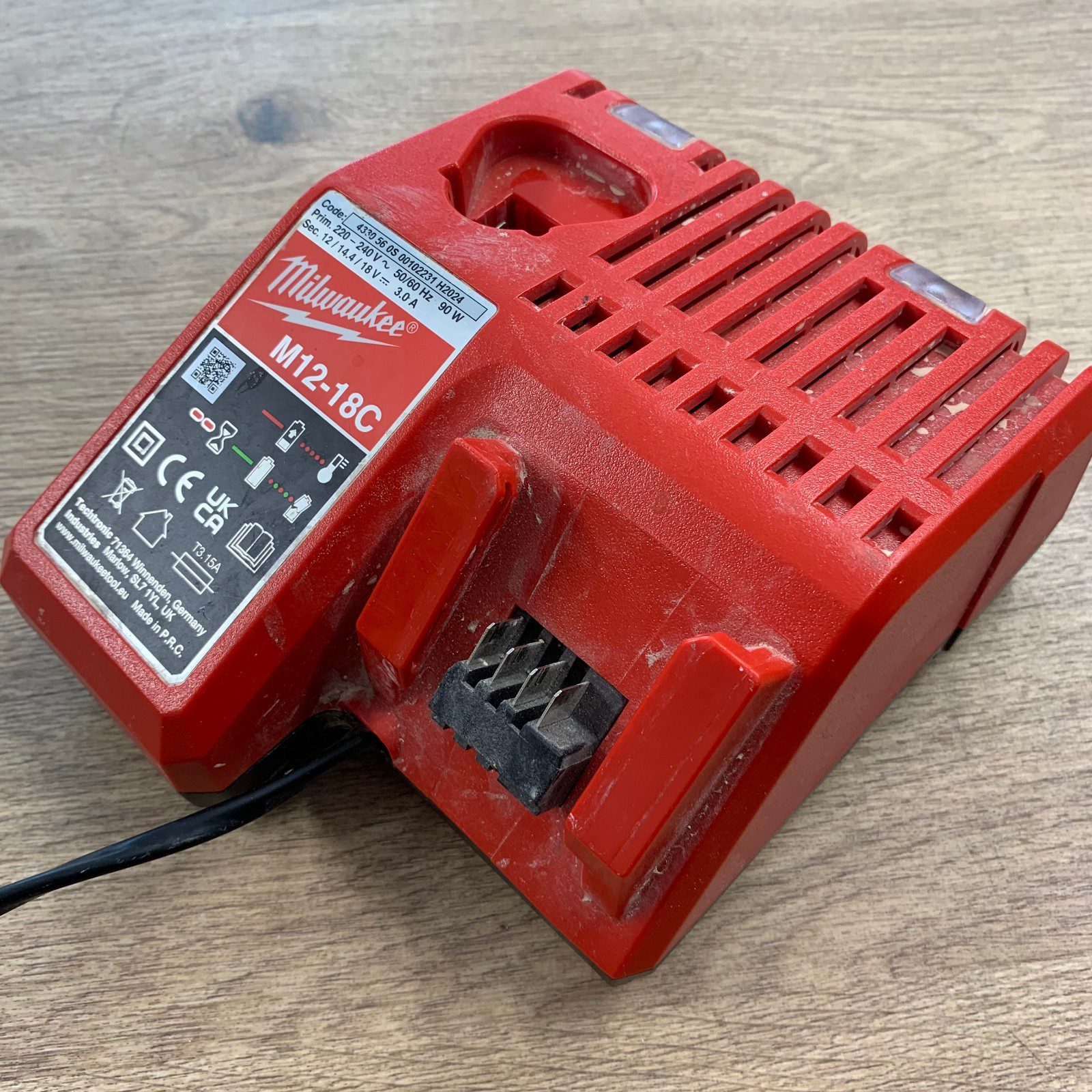 Milwaukee M12-18C 240V Charger 12V 14.4V 18V M12 M18 Battery Charger Used - Image 6