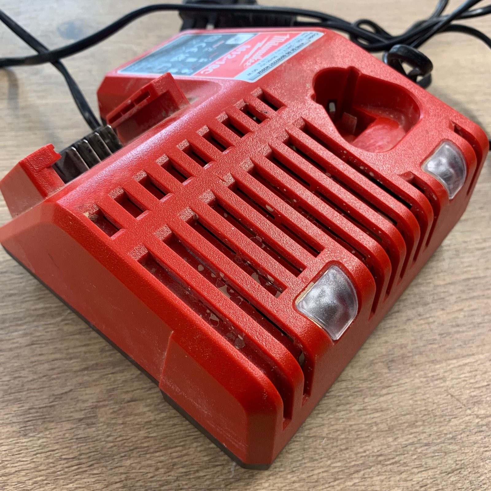 Milwaukee M12-18C 240V Charger 12V 14.4V 18V M12 M18 Battery Charger Used - Image 7