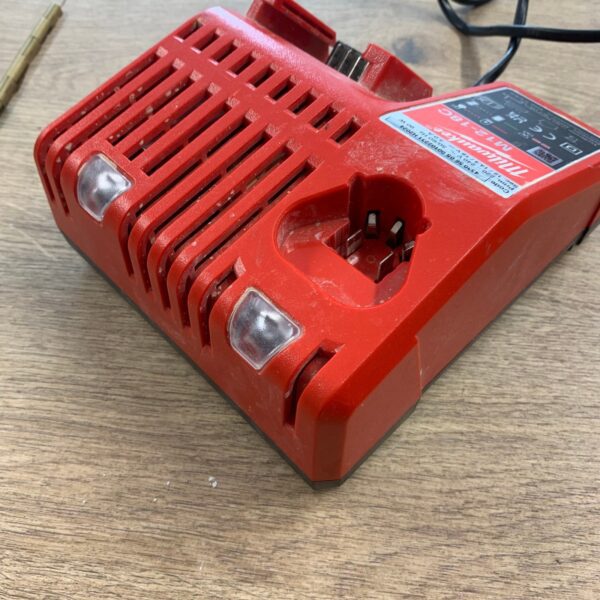 Milwaukee M12-18C 240V Charger 12V 14.4V 18V M12 M18 Battery Charger Used