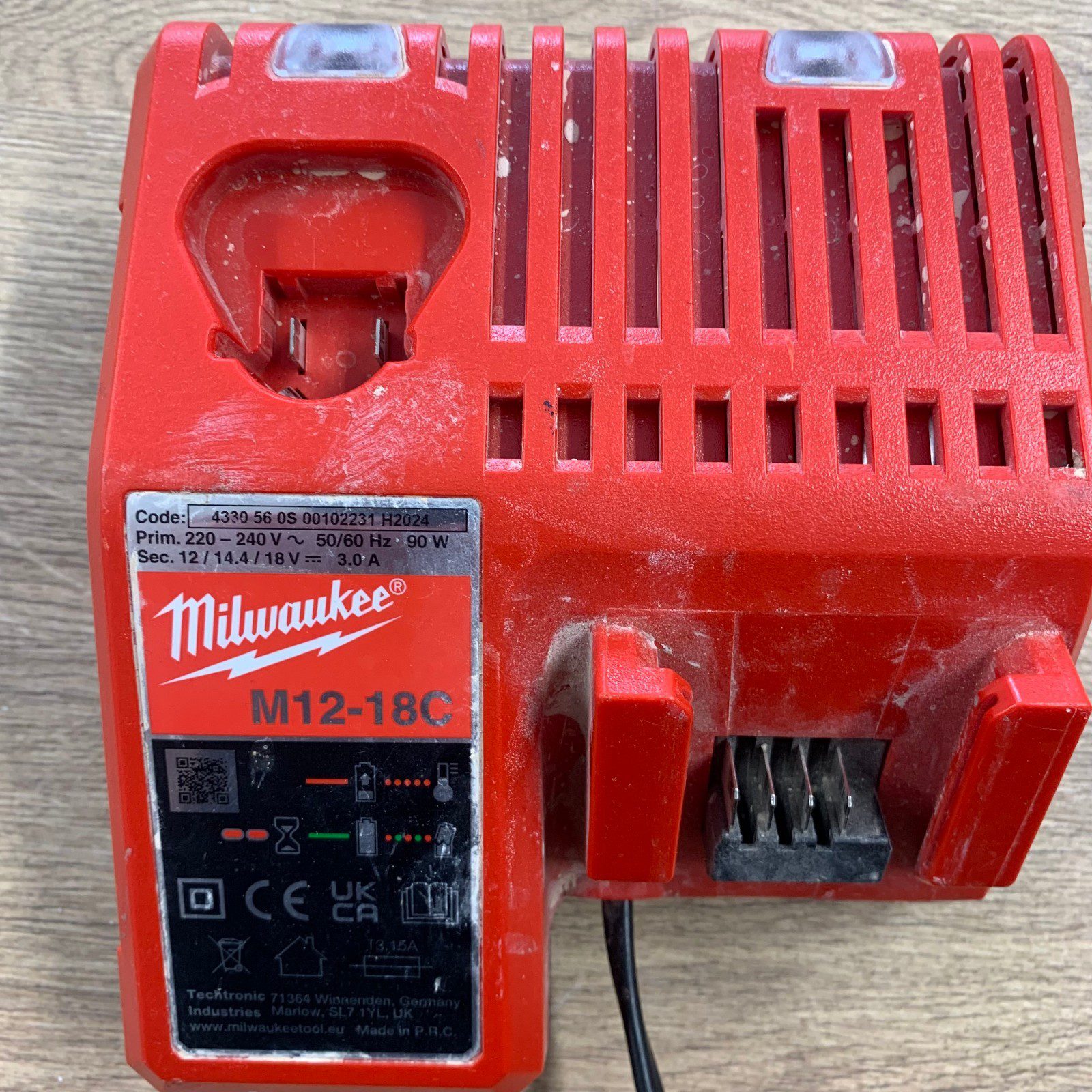 Milwaukee M12-18C 240V Charger 12V 14.4V 18V M12 M18 Battery Charger Used - Image 9