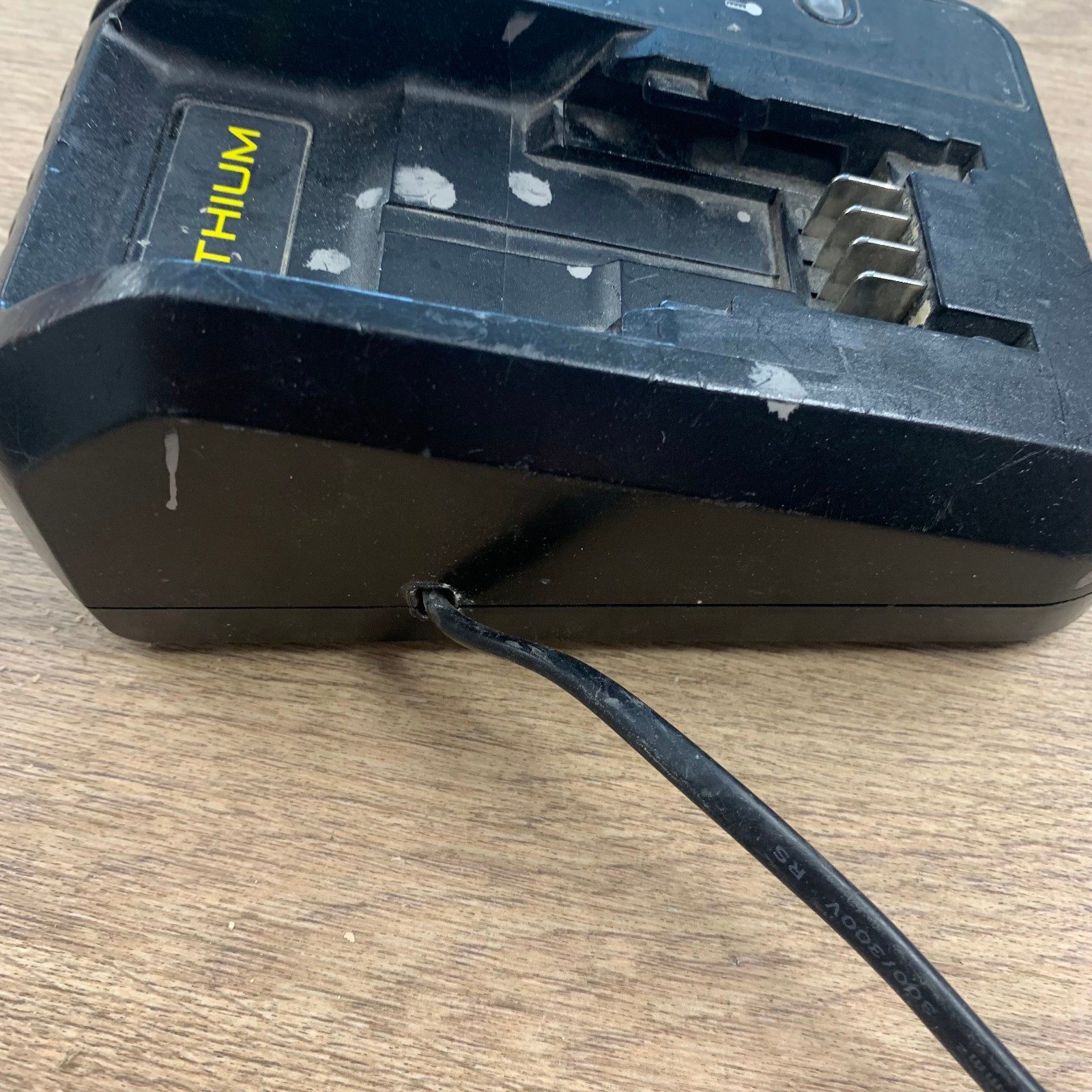 Stanley FatMax 90608626 14.4V-18V Lithium Battery Charger 230V Refurbished - Image 6