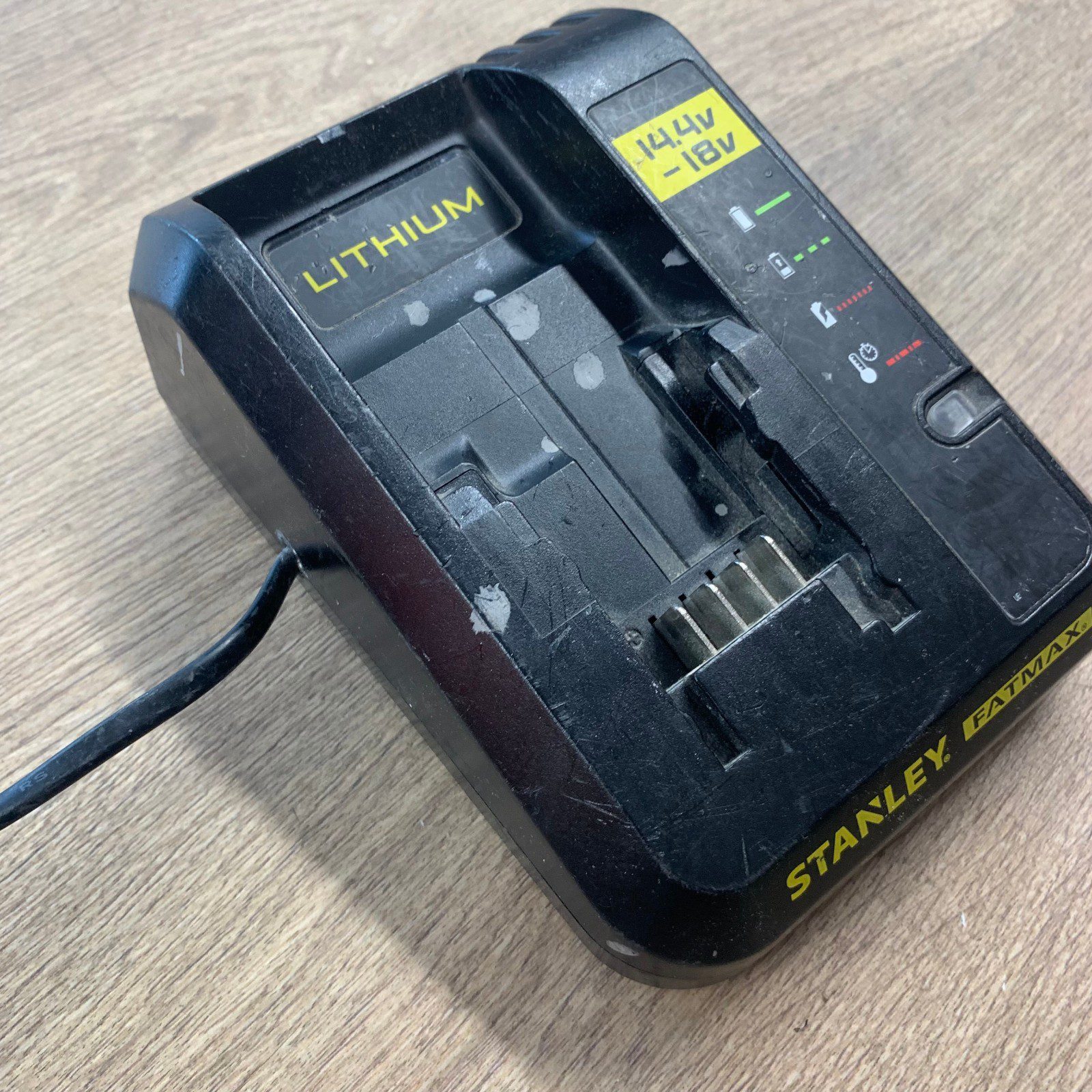 Stanley FatMax 90608626 14.4V-18V Lithium Battery Charger 230V Refurbished - Image 10