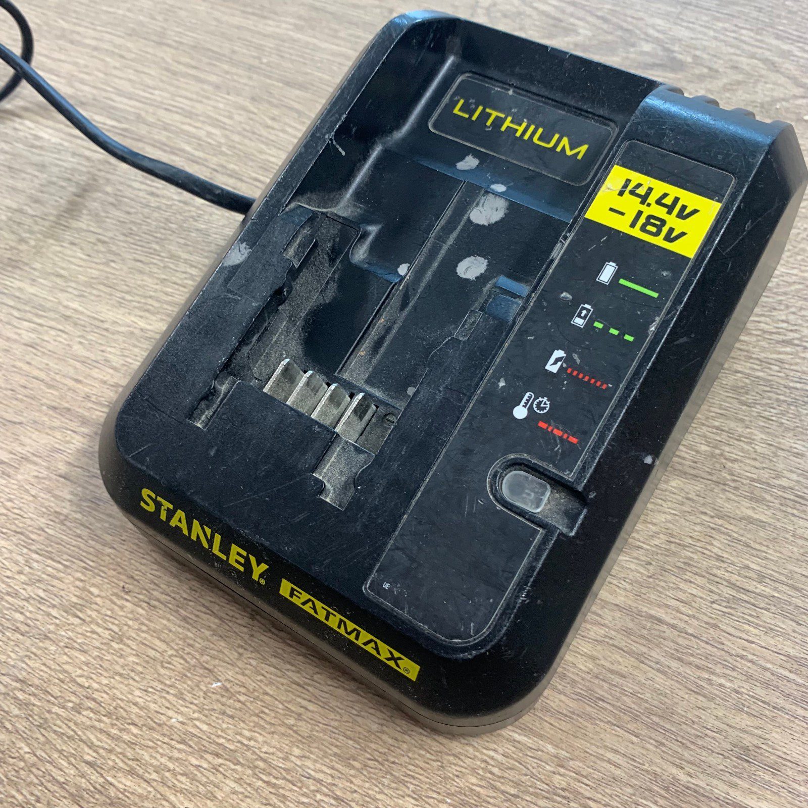 Stanley FatMax 90608626 14.4V-18V Lithium Battery Charger 230V Refurbished - Image 11