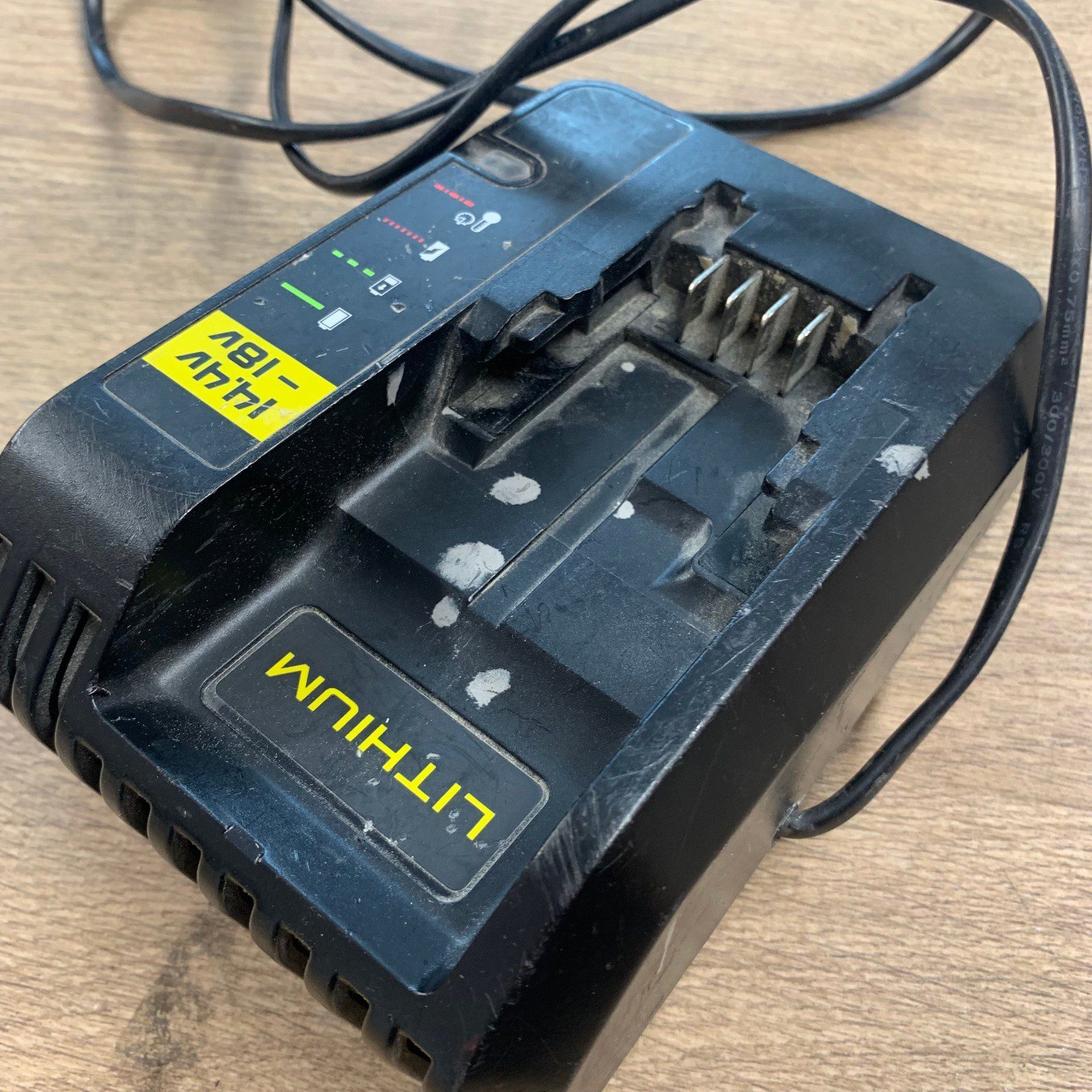 Stanley FatMax 90608626 14.4V-18V Lithium Battery Charger 230V Refurbished - Image 13