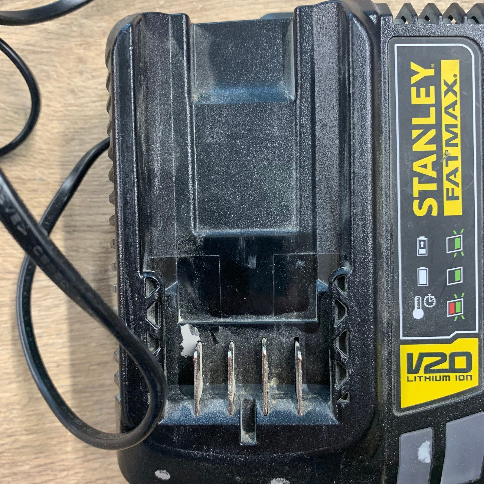 Stanley FatMax SFMCB12 V20 18V 2A Battery Charger 230V Refurbished - Image 4