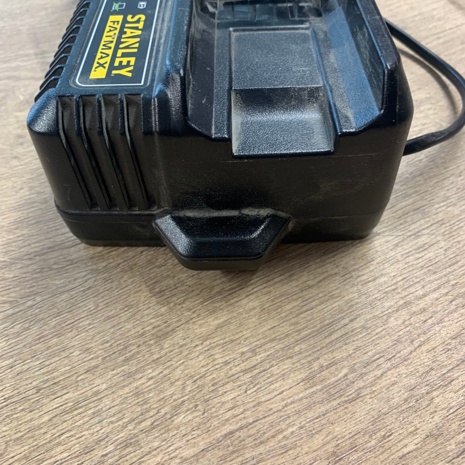 Stanley FatMax SFMCB12 V20 18V 2A Battery Charger 230V Refurbished - Image 6