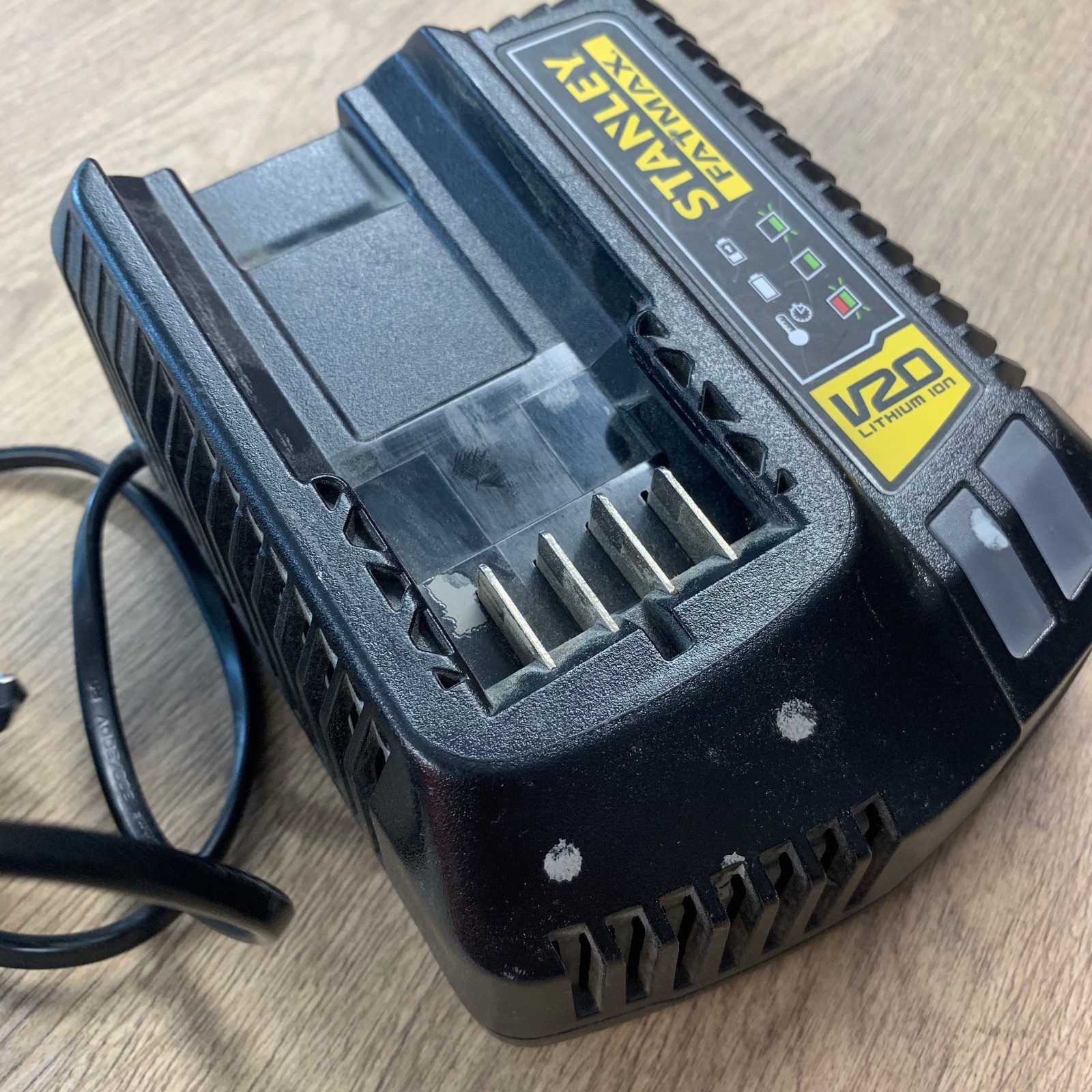 Stanley FatMax SFMCB12 V20 18V 2A Battery Charger 230V Refurbished - Image 12