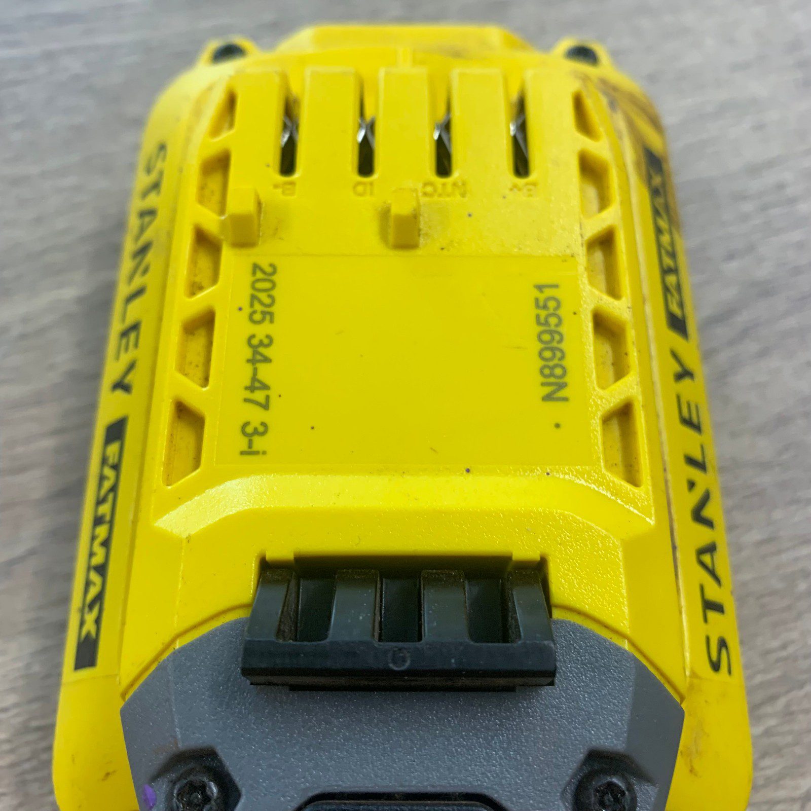 Stanley FatMax V20 18V 2.0Ah 36Wh Lithium Ion Battery SFMCB202 - Used - Image 8