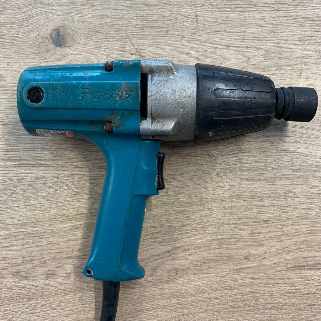 Makita 6905B 1/2" Impact Wrench 110V 12.7mm with 9pc Socket Set