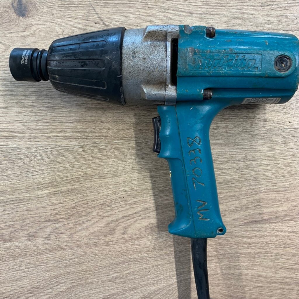 Makita 6905B 1/2" Impact Wrench 110V 12.7mm with 9pc Socket Set