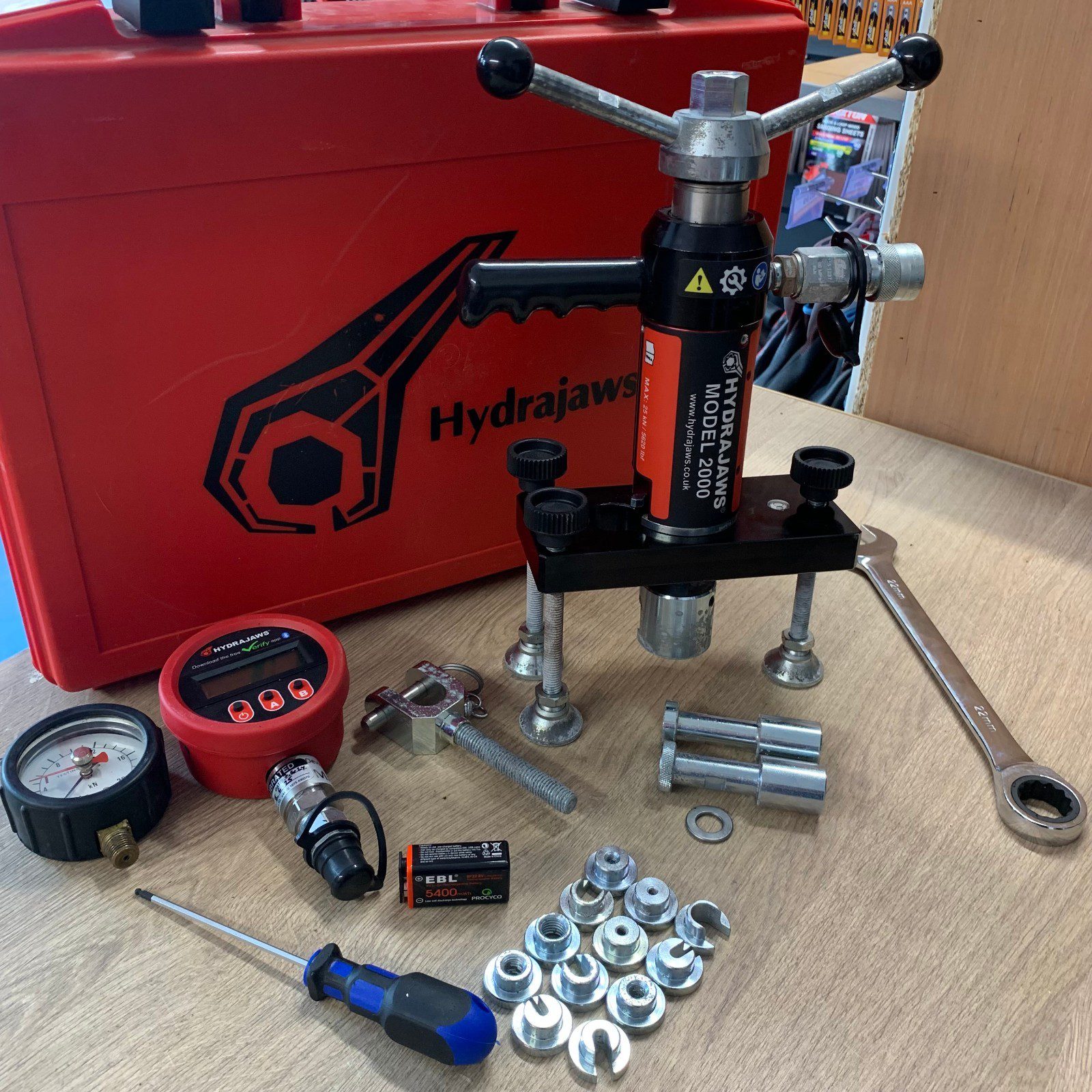 Hydrajaws Model 2000 Hydraulic Pull Tester Anchor Tester Kit 25kN Case Gauges - Image 1