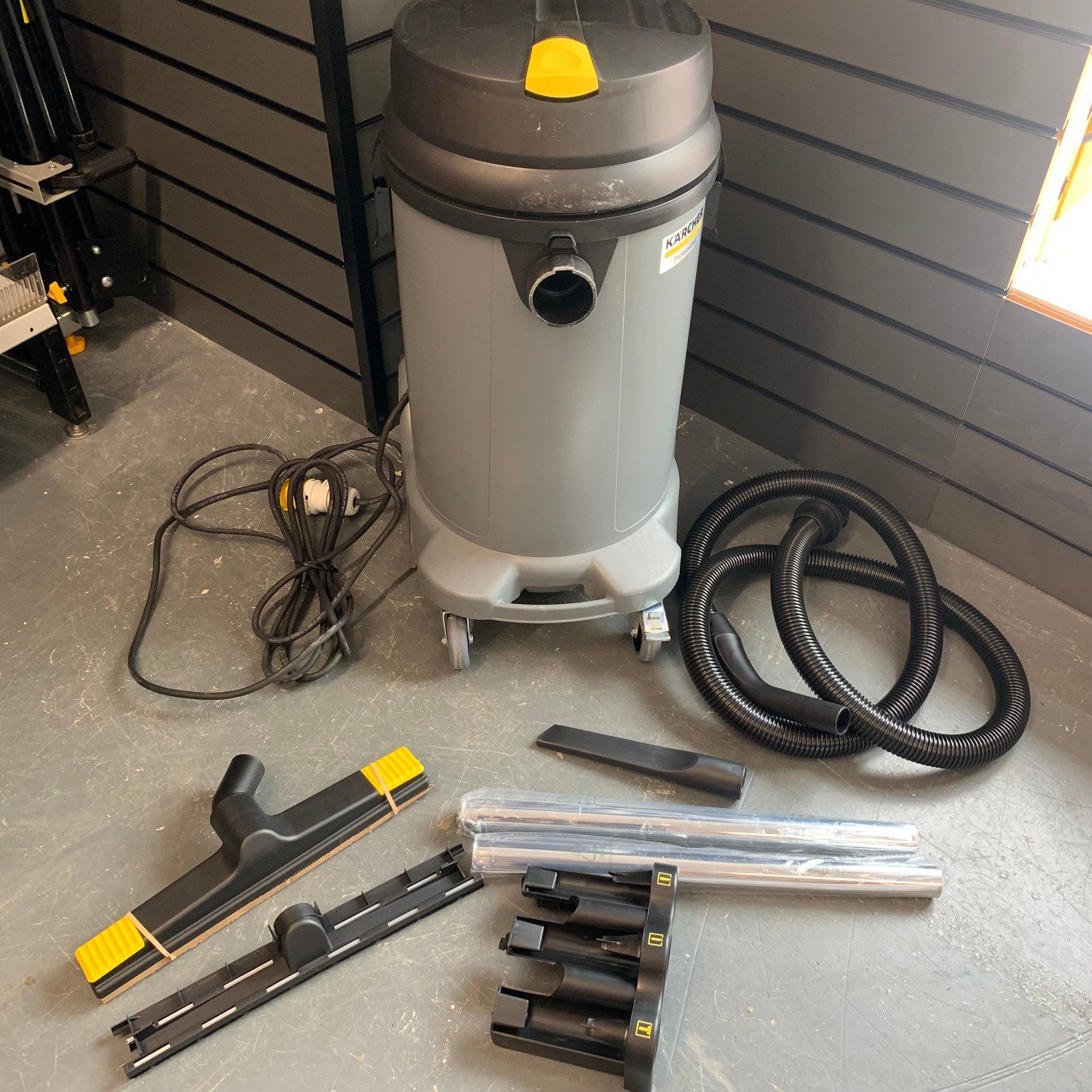 Karcher NT 48/1 110V Wet & Dry Vacuum Cleaner 1050W Accessories Used - Image 1