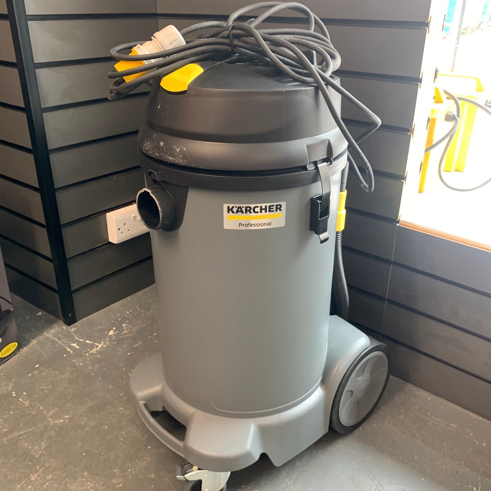 Karcher NT 48/1 110V Wet & Dry Vacuum Cleaner 1050W Accessories Used - Image 2