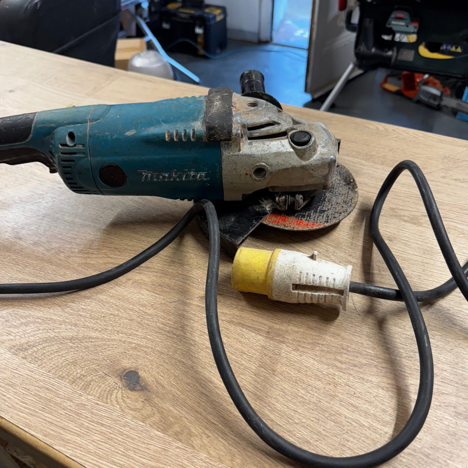 Makita GA9020S 110V 230mm 2000W Angle Grinder Side Handle Used - Image 3