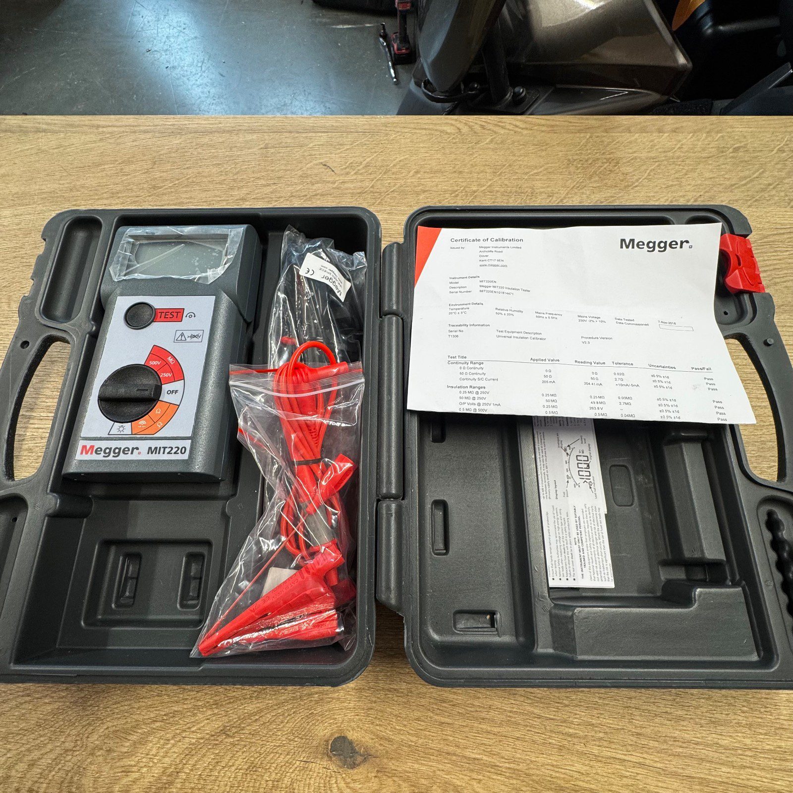 Megger MIT220 250V 500V Insulation Continuity Tester Leads Case - Image 1